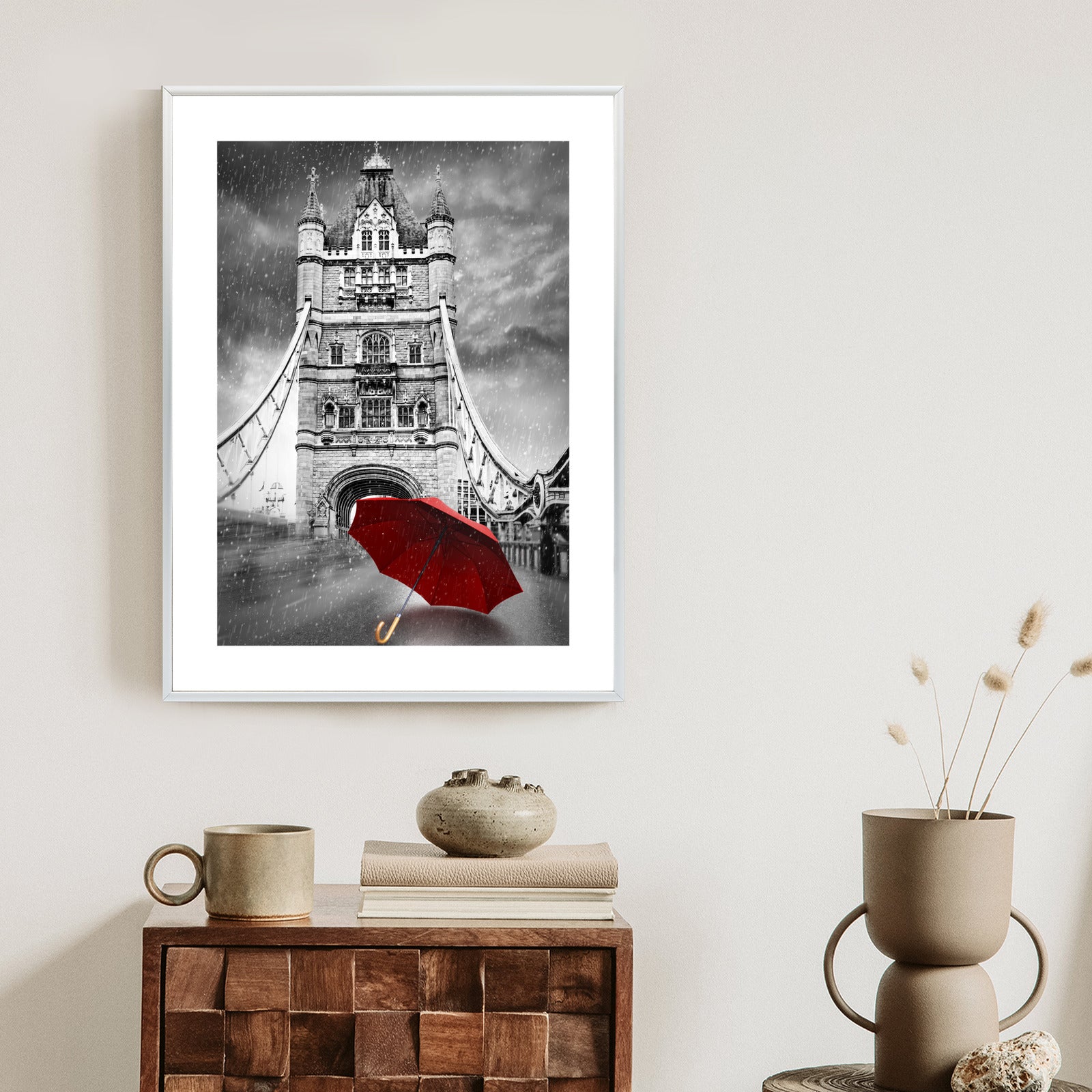 Plakat Czerwony Parasol Na Czarno Białym Tle Z Tower Bridge Rama Aluminiowa Kolor Czarny