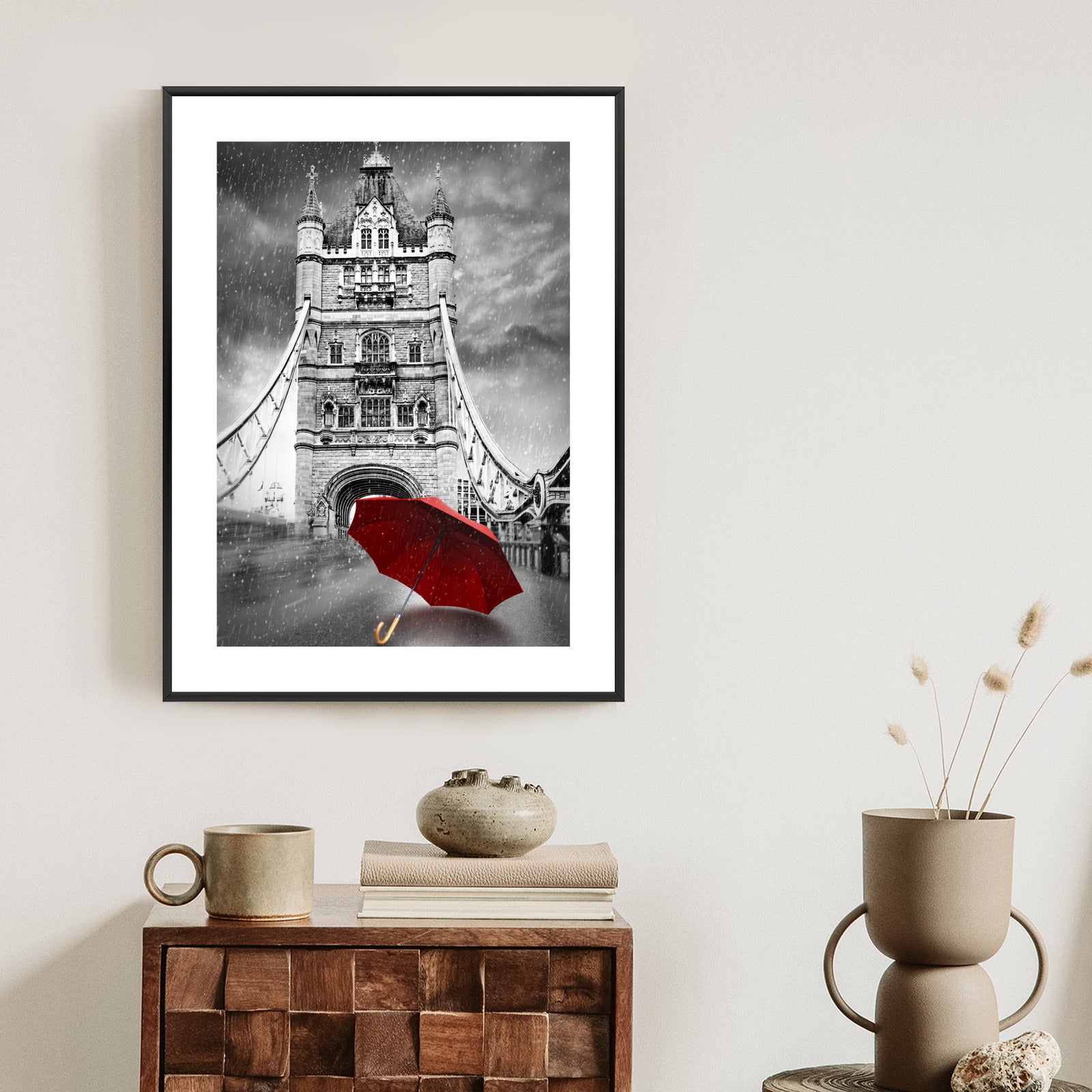 Plakat Czerwony Parasol Na Czarno Białym Tle Z Tower Bridge Rama Aluminiowa Kolor Czarny