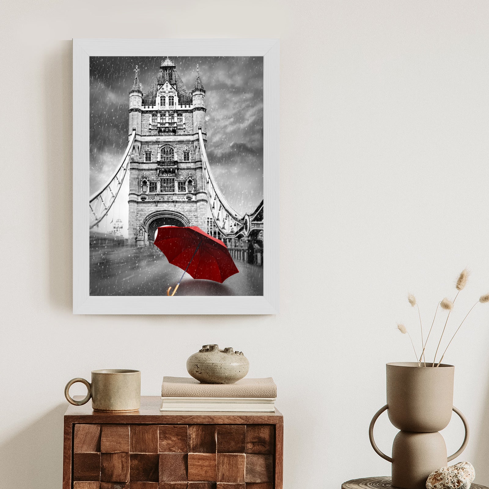 Plakat Czerwony Parasol Na Czarno Białym Tle Z Tower Bridge Rama Aluminiowa Kolor Czarny