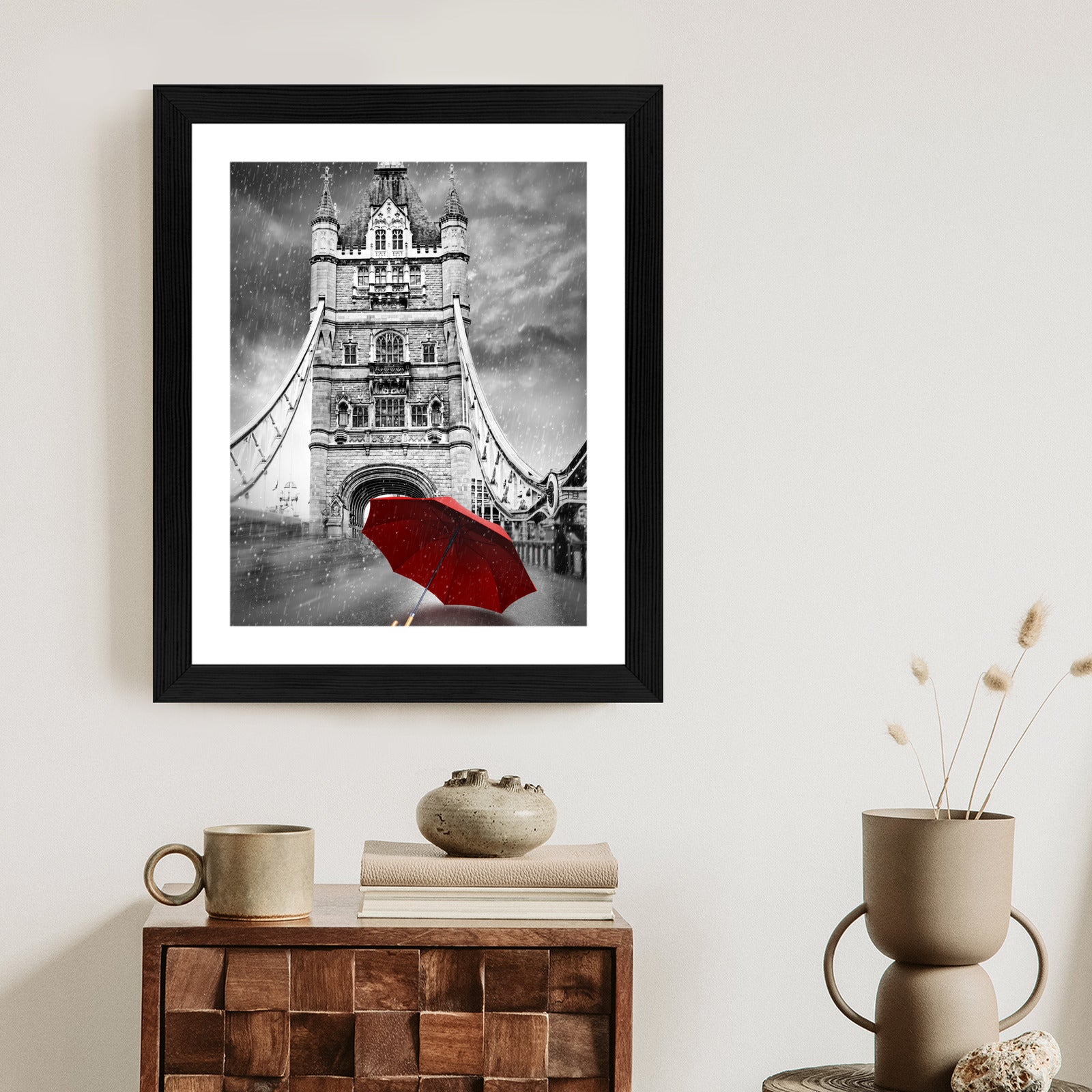 Plakat Czerwony Parasol Na Czarno Białym Tle Z Tower Bridge Rama Aluminiowa Kolor Czarny