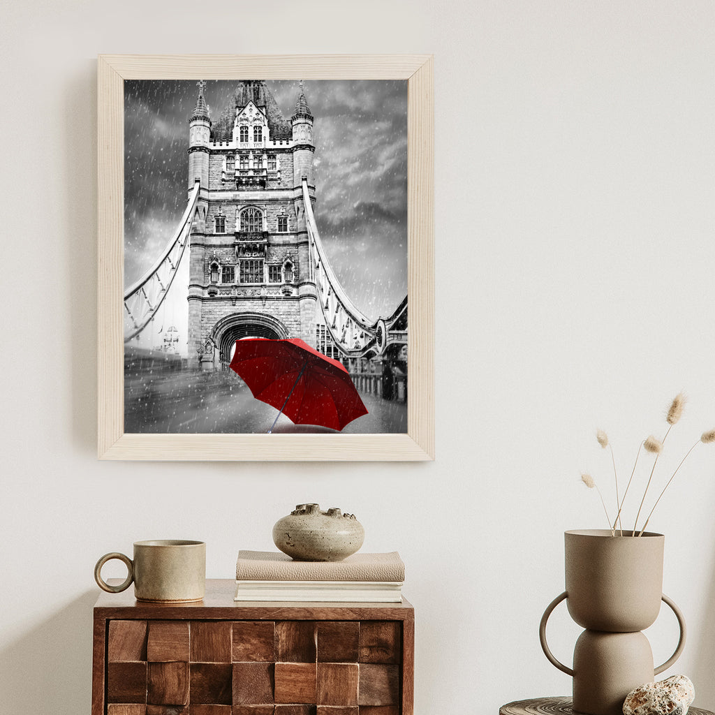 Plakat Czerwony Parasol Na Czarno Białym Tle Z Tower Bridge Rama Aluminiowa Kolor Czarny
