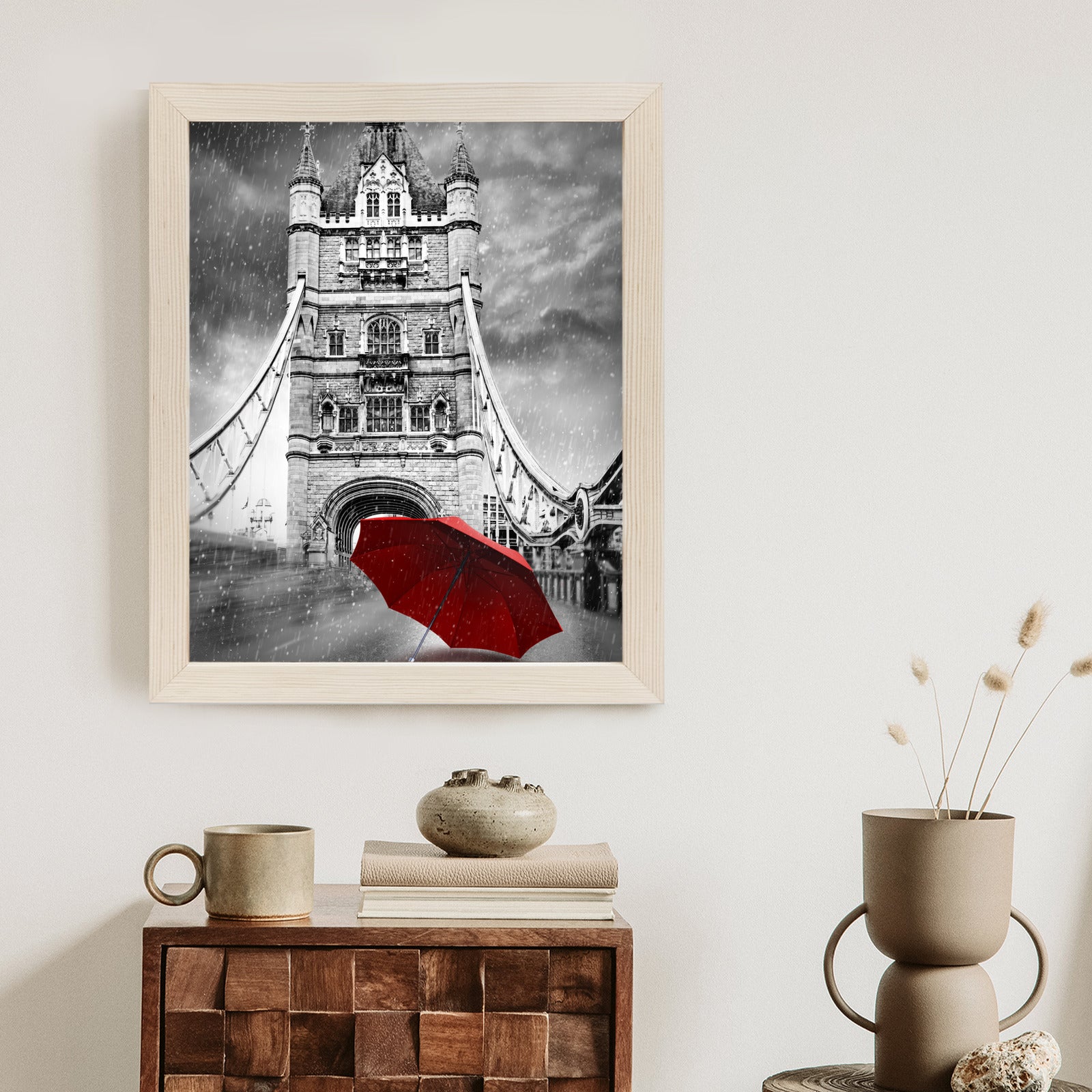 Plakat Czerwony Parasol Na Czarno Białym Tle Z Tower Bridge Rama Aluminiowa Kolor Czarny