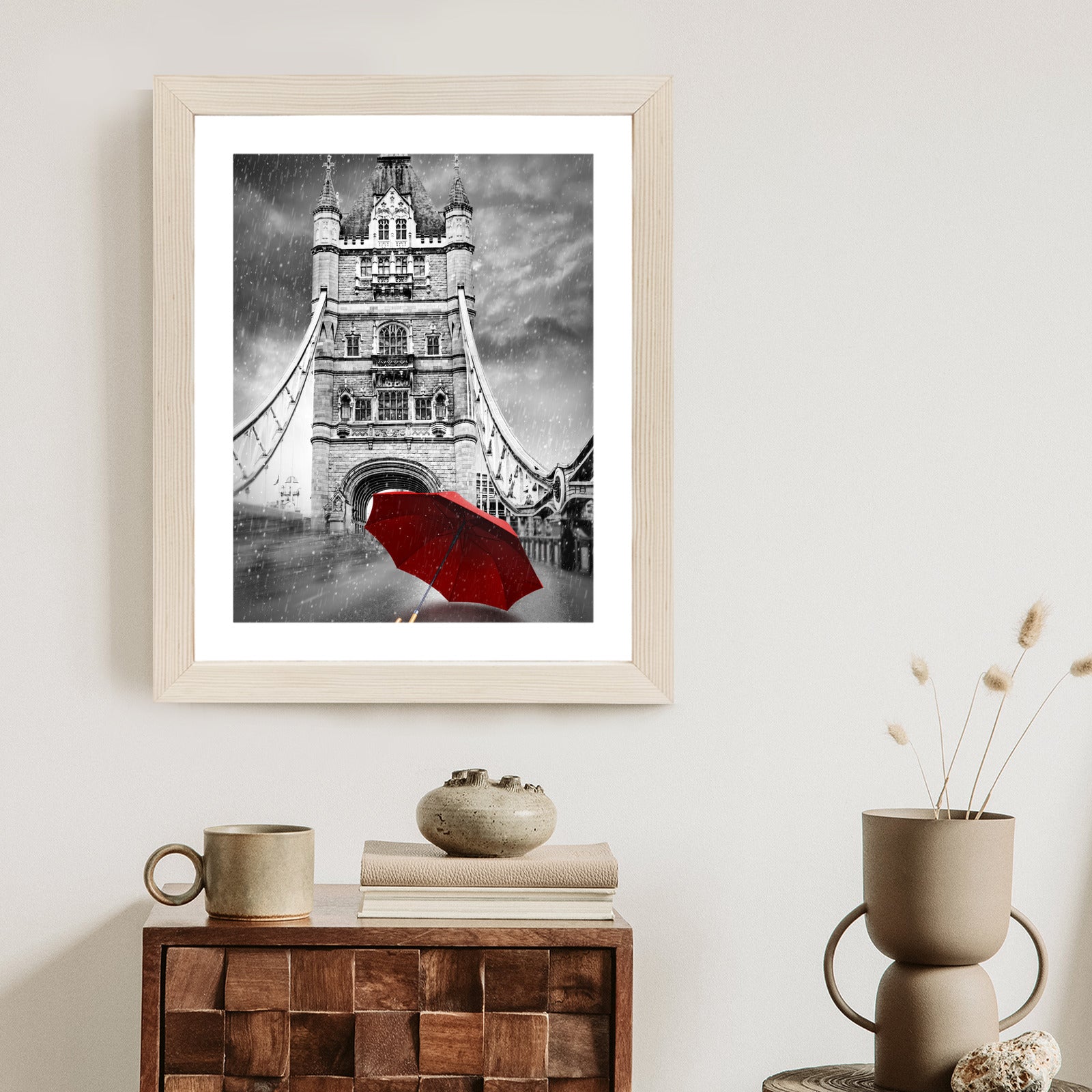 Plakat Czerwony Parasol Na Czarno Białym Tle Z Tower Bridge Rama Aluminiowa Kolor Czarny