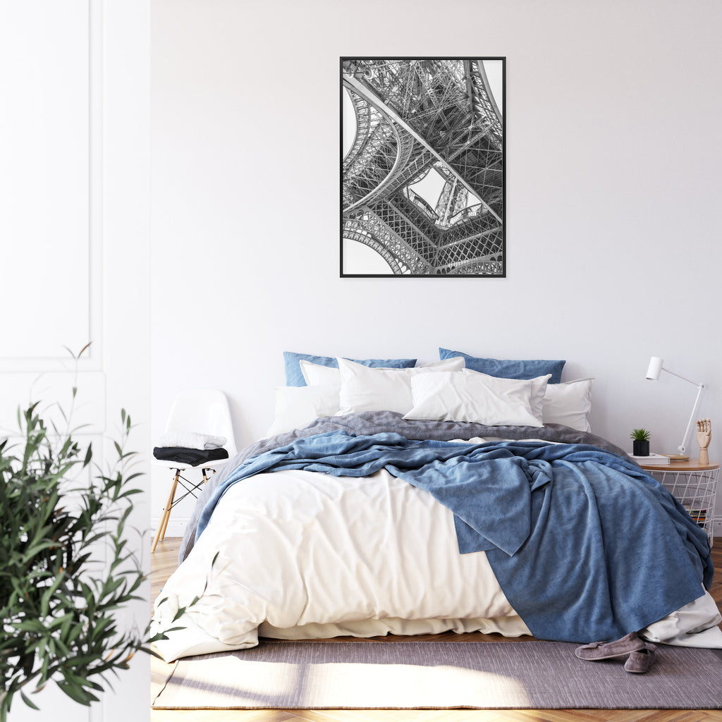 Plakat Czarno Biały Widok Na Wieżę Eiffla Z Bliska Rama Aluminiowa Kolor Czarny