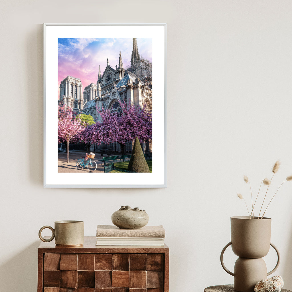 Plakat Katedra Notre Dame De Paris O Wschodzie Słońca I Kwitnące Wiśnie Rama Aluminiowa Kolor Czarny