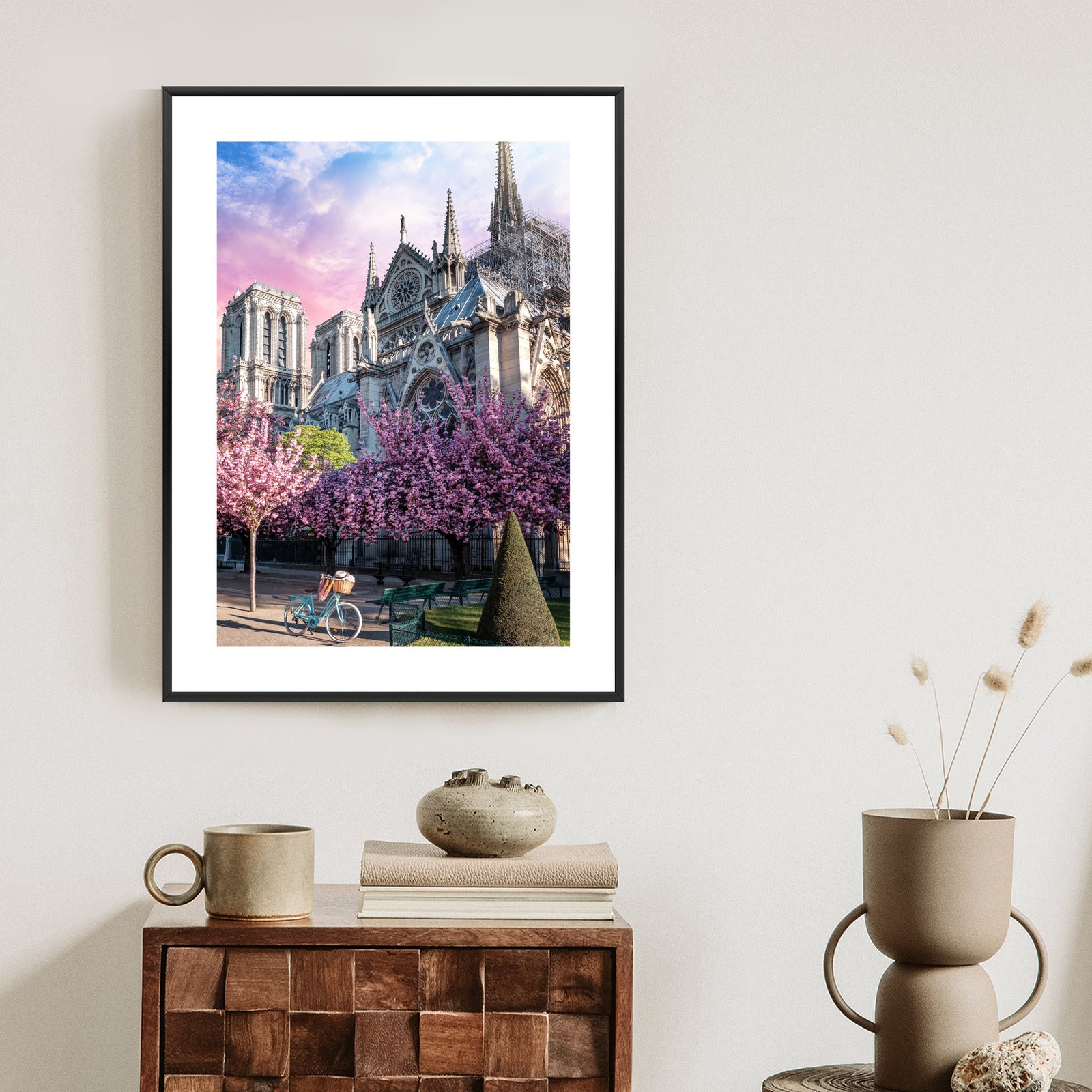 Plakat Katedra Notre Dame De Paris O Wschodzie Słońca I Kwitnące Wiśnie Rama Aluminiowa Kolor Czarny