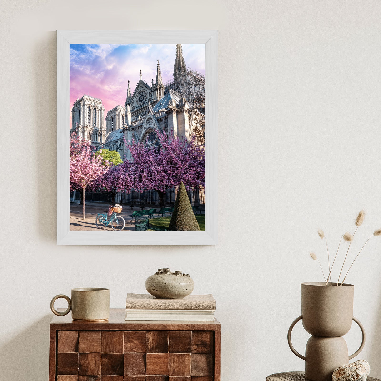 Plakat Katedra Notre Dame De Paris O Wschodzie Słońca I Kwitnące Wiśnie Rama Aluminiowa Kolor Czarny