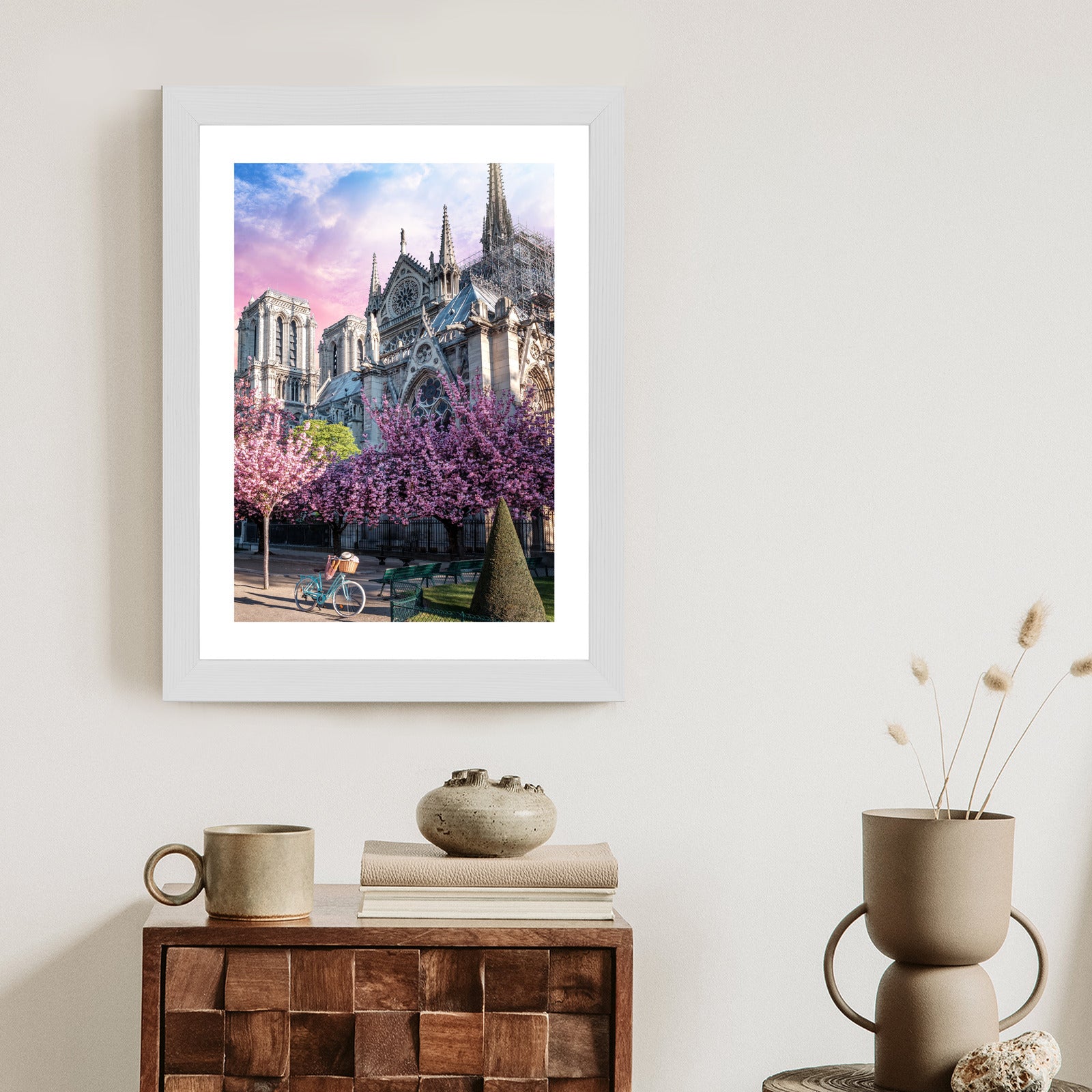 Plakat Katedra Notre Dame De Paris O Wschodzie Słońca I Kwitnące Wiśnie Rama Aluminiowa Kolor Czarny