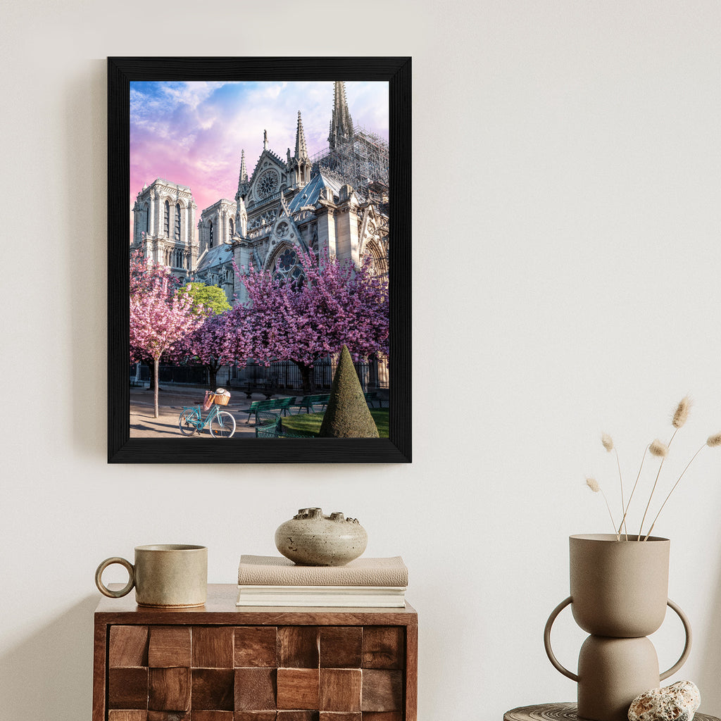 Plakat Katedra Notre Dame De Paris O Wschodzie Słońca I Kwitnące Wiśnie Rama Aluminiowa Kolor Czarny