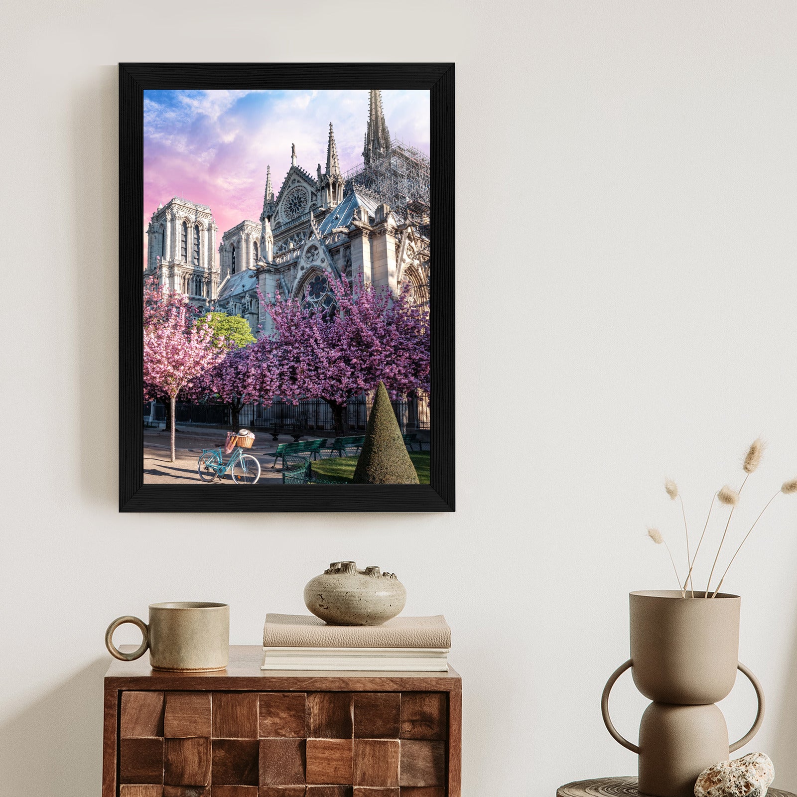 Plakat Katedra Notre Dame De Paris O Wschodzie Słońca I Kwitnące Wiśnie Rama Aluminiowa Kolor Czarny