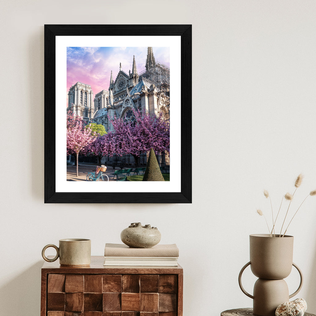 Plakat Katedra Notre Dame De Paris O Wschodzie Słońca I Kwitnące Wiśnie Rama Aluminiowa Kolor Czarny