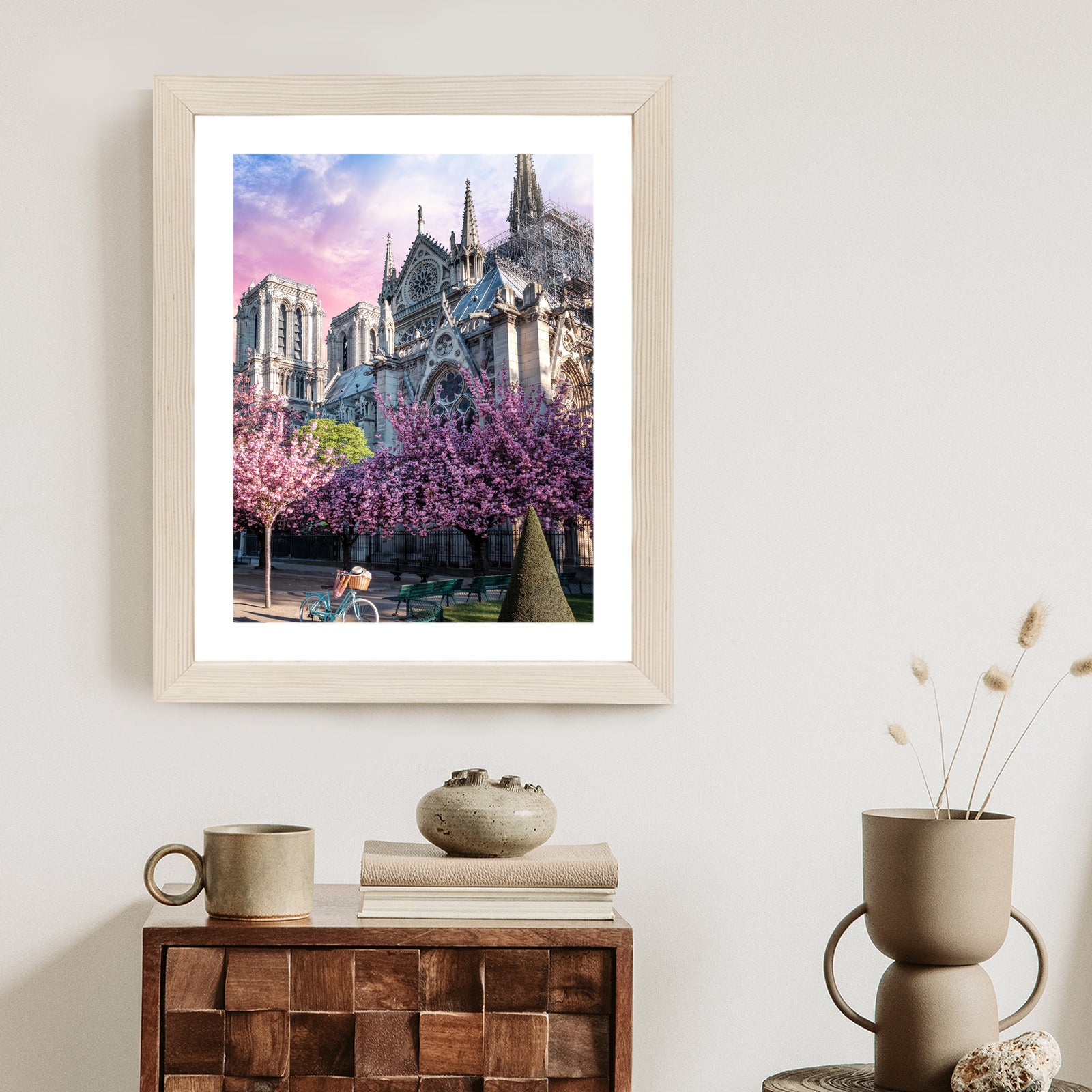 Plakat Katedra Notre Dame De Paris O Wschodzie Słońca I Kwitnące Wiśnie Rama Aluminiowa Kolor Czarny