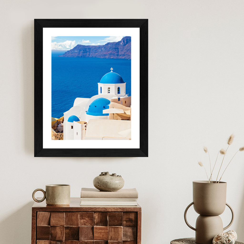 Plakat Krajobraz Santorini Z Białym Kościołem I Widokiem Na Błękitne Morze Rama Aluminiowa Kolor Czarny
