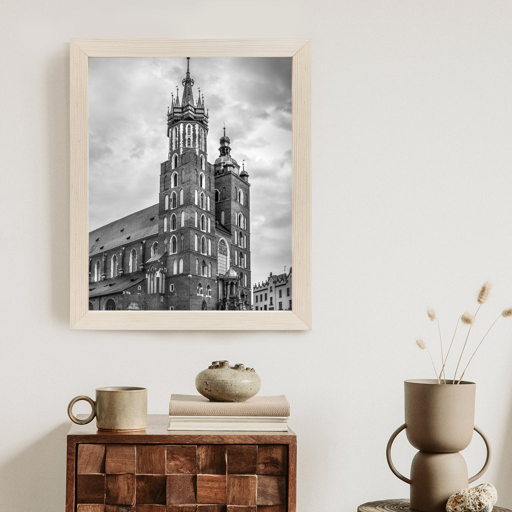 Plakat Czarno-Biała Fotografia Kościoła Mariackiego W Krakowie Rama Drewniana Z Passe-Partout Kolor Czarny
