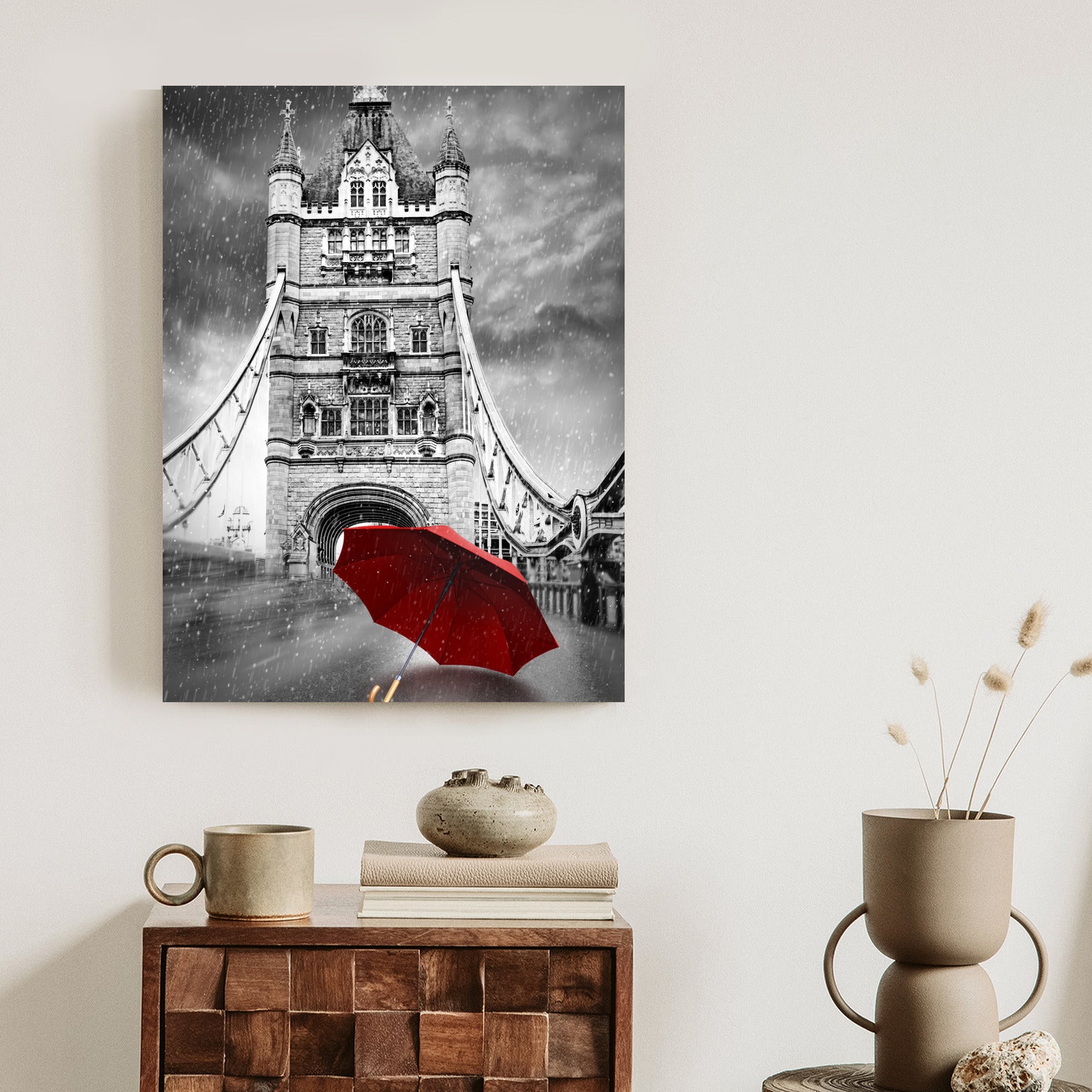 Plakat Czerwony Parasol Na Czarno Białym Tle Z Tower Bridge Rama Aluminiowa Kolor Czarny