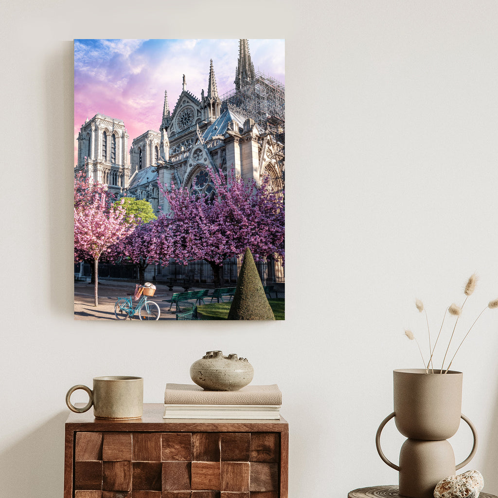 Plakat Katedra Notre Dame De Paris O Wschodzie Słońca I Kwitnące Wiśnie Rama Aluminiowa Kolor Czarny